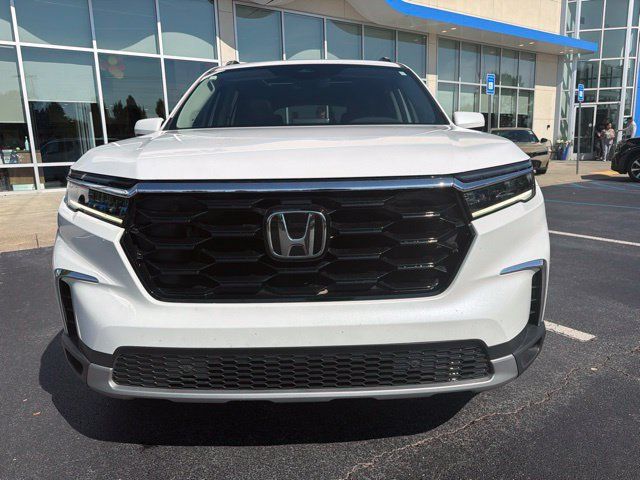 Used 2025 Honda Pilot Touring image 3