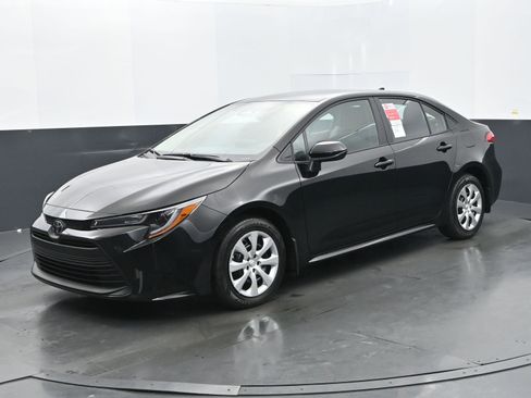 Used 2025 Toyota Corolla LE image 1