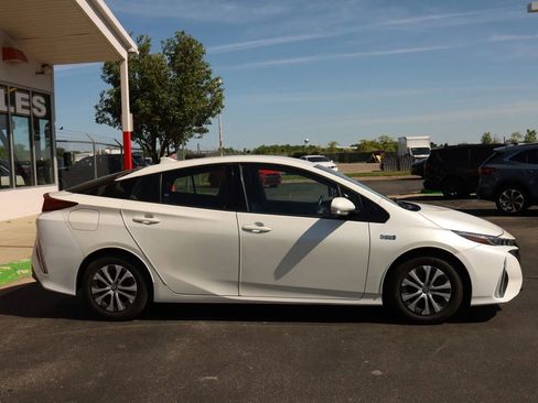 Used 2019 Toyota Prius Prime Premium FWD image 4