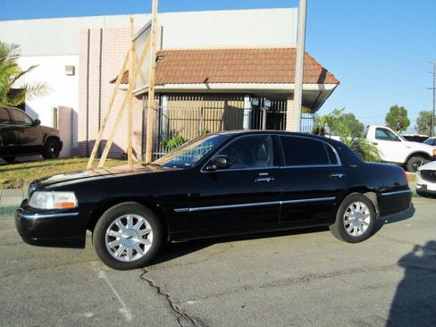 Used 2011 Lincoln Town Car Signature Limited image 2