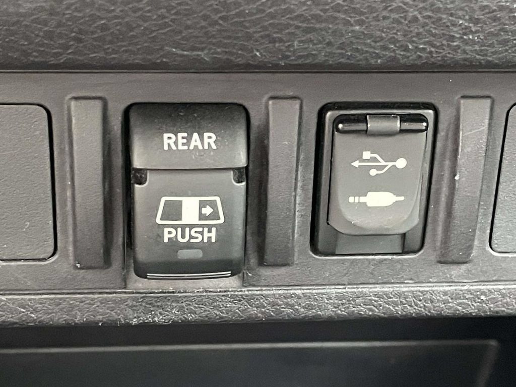 Used 2018 Toyota Tacoma SR5 RWD image 31