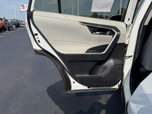 Used 2020 Toyota RAV4 XLE AWD/4WD image 19