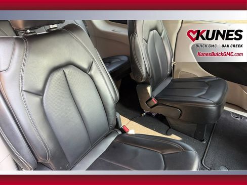 Used 2023 Chrysler Pacifica Touring-L FWD image 34