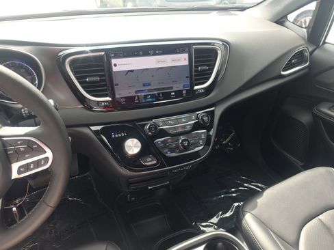 Used 2025 Chrysler Pacifica Select FWD image 7