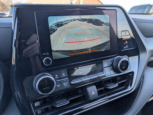 Used 2024 Toyota Highlander LE image 8