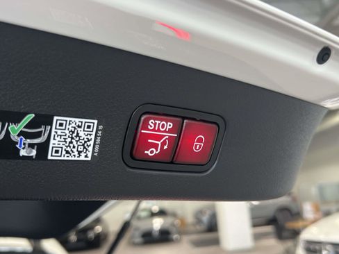 Used 2025 Mercedes-Benz GLC 350e 4MATIC image 9