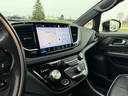 Used 2021 Chrysler Pacifica Limited w/ Uconnect Theater Family Group image 14