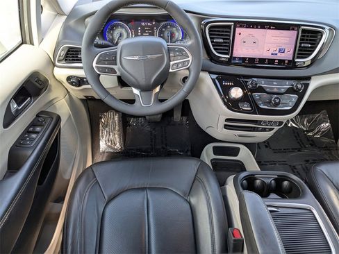 Used 2022 Chrysler Pacifica Touring-L image 18