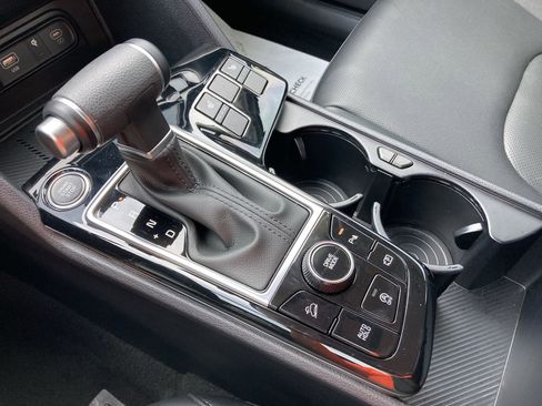 Used 2025 Kia Sportage EX image 23