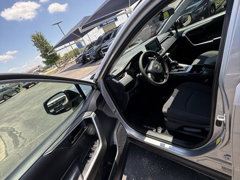 Used 2020 Toyota RAV4 LE FWD image 16