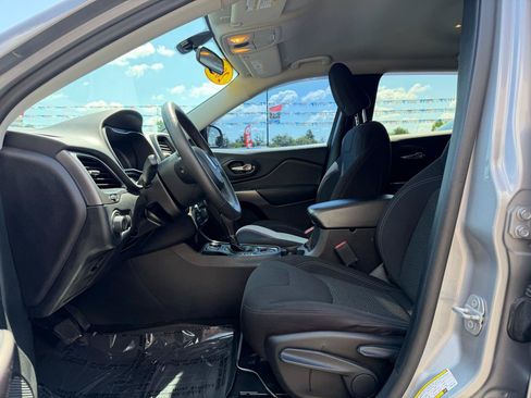 Used 2020 Jeep Cherokee Latitude FWD image 14