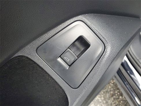 Certified 2022 Volkswagen Tiguan SE R-Line image 17