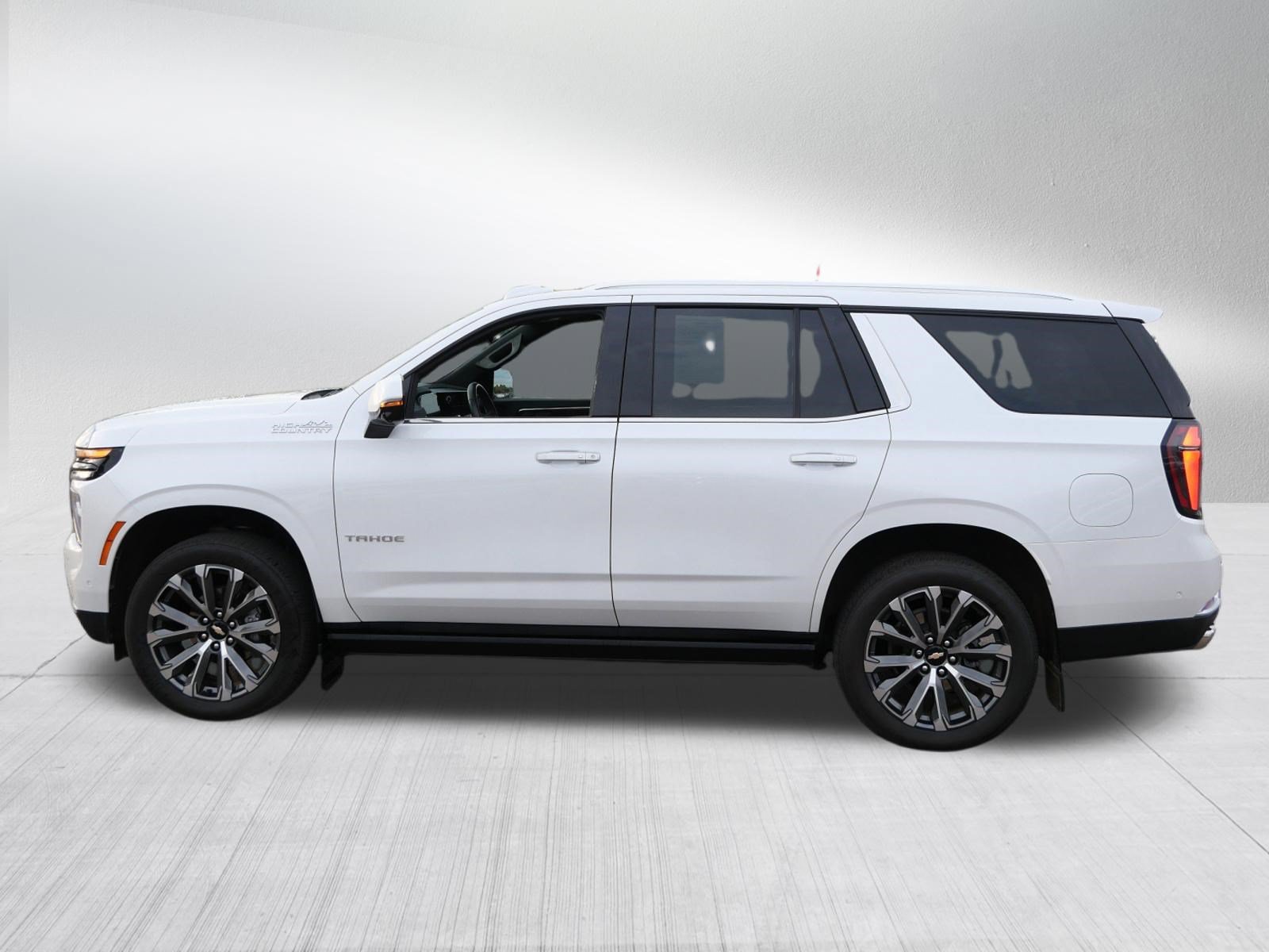 Used 2025 Chevrolet Tahoe High Country AWD/4WD image 4