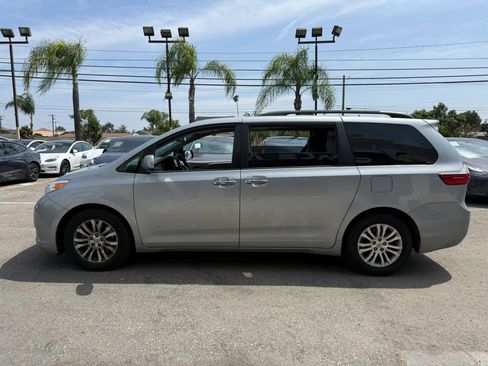 Used 2015 Toyota Sienna XLE w/ XLE Navigation Package FWD image 4