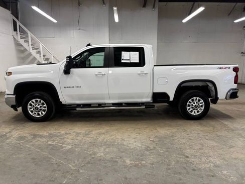 Used 2025 Chevrolet Silverado 2500 LT w/ Convenience Package AWD/4WD image 4