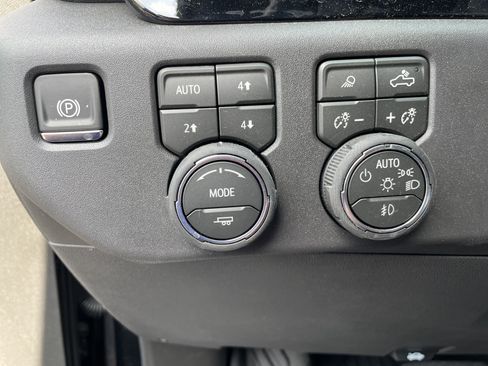 Used 2026 Chevrolet Silverado 1500 LT Trail Boss w/ LT Trail Boss Premium Package AWD/4WD image 32