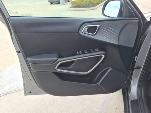 Used 2025 Kia Soul LX w/ LX Technology Package FWD image 13