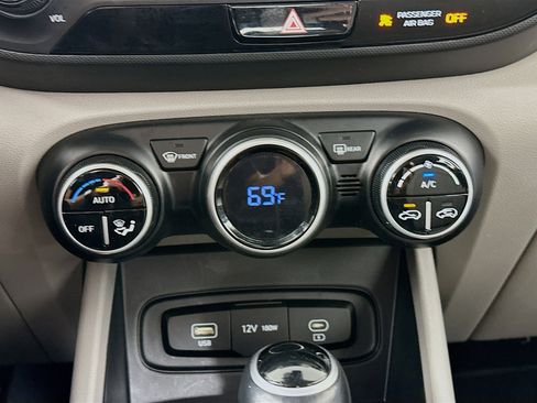 Used 2023 Hyundai Venue SEL image 23