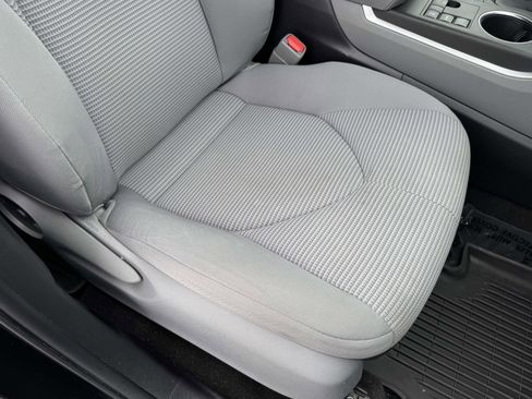 Used 2023 Toyota Highlander LE FWD image 5