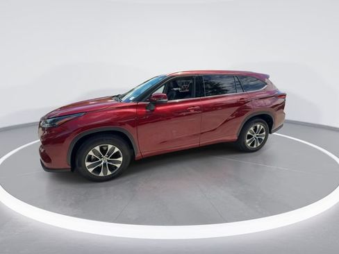 Used 2022 Toyota Highlander XLE FWD image 4