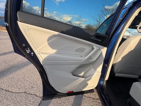 Used 2024 Volkswagen Tiguan SE w/ Panoramic Sunroof Package image 13