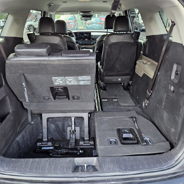 Used 2025 Kia Carnival FWD image 34