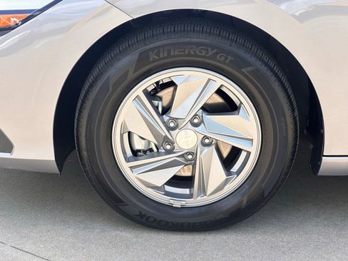 Certified 2026 Hyundai Elantra SE FWD image 9