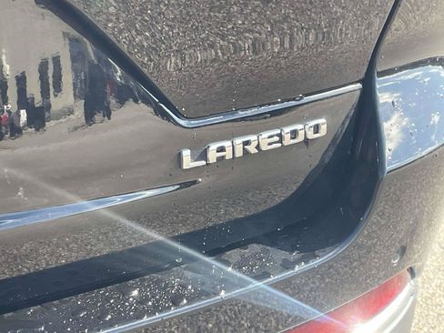 Used 2022 Jeep Grand Cherokee Laredo w/ Luxury Tech Group I AWD/4WD image 5