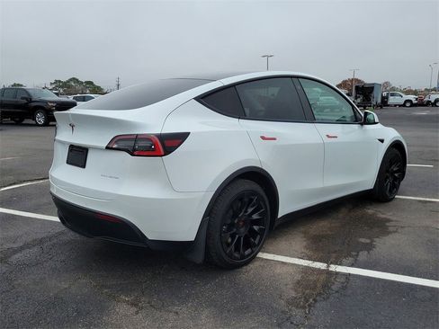 Used 2021 Tesla Model Y Long Range image 14