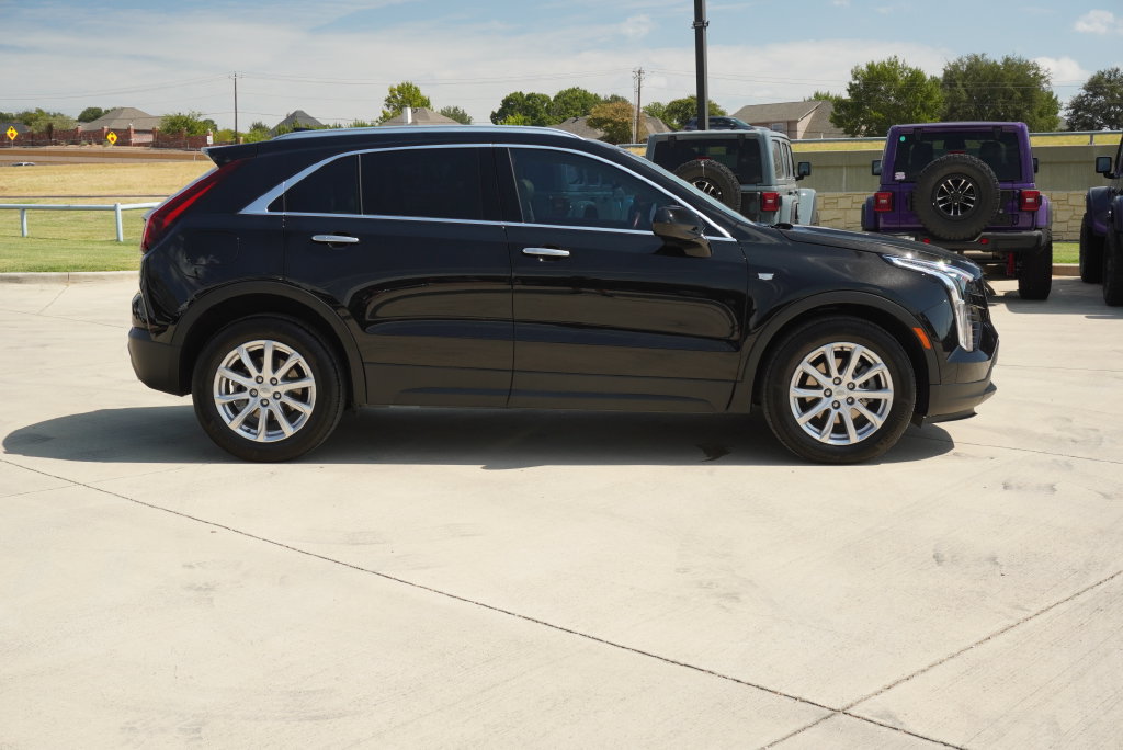 Used 2023 Cadillac XT4 Luxury w/ Cold Weather Package FWD image 6