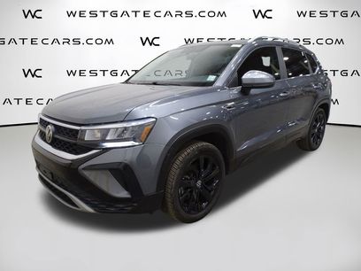 Used 2022 Volkswagen Taos SE w/ Panoramic Sunroof Package