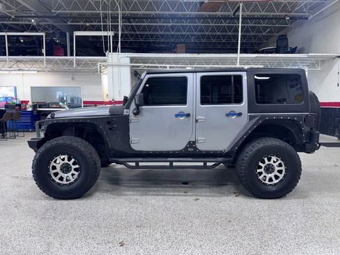 Used 2015 Jeep Wrangler Unlimited Sahara w/ Dual Top Group AWD/4WD image 6