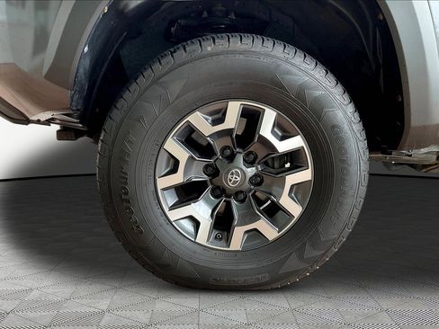 Used 2018 Toyota Tacoma TRD Off-Road AWD/4WD image 32