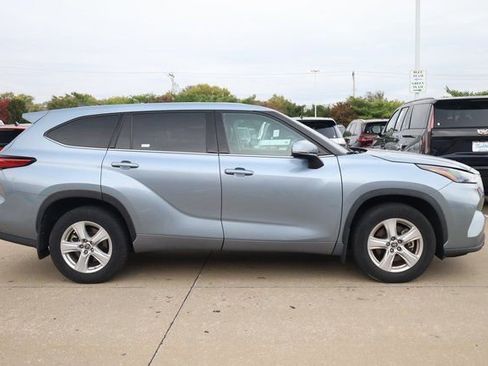 Used 2022 Toyota Highlander LE image 4