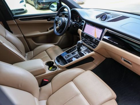 Certified 2023 Porsche Macan AWD/4WD image 37