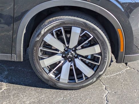 Used 2025 Mitsubishi Outlander SE image 11