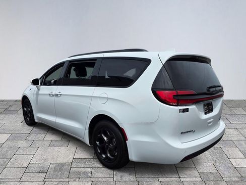 Used 2021 Chrysler Pacifica Limited w/ S Appearance Package FWD image 5