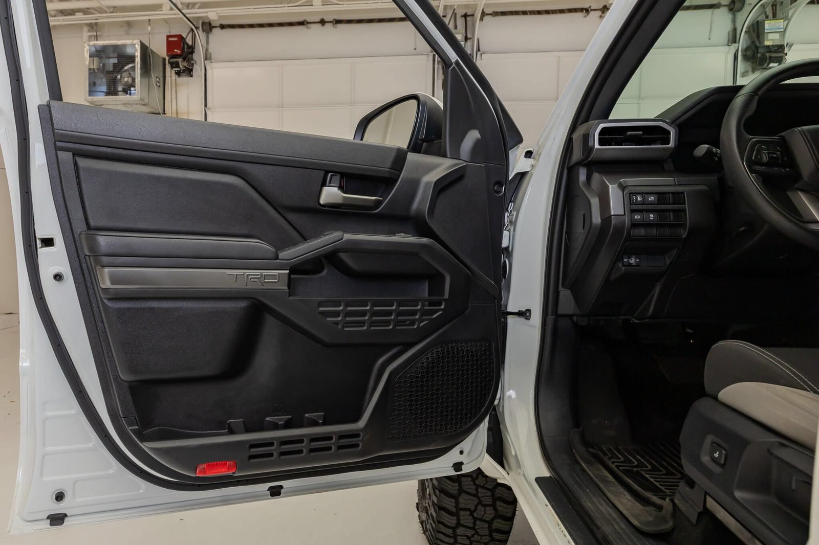 Used 2025 Toyota Tacoma TRD Off-Road AWD/4WD image 40