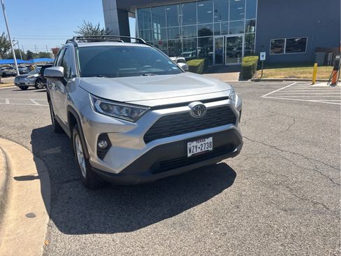 Used 2021 Toyota RAV4 XLE w/ Convenience Package FWD image 2