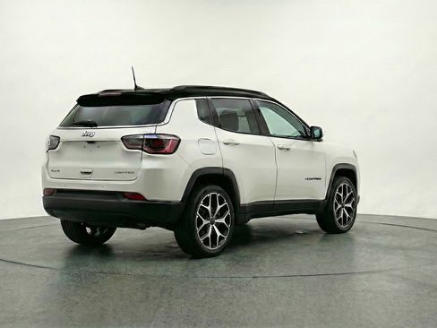 Used 2025 Jeep Compass Limited image 9