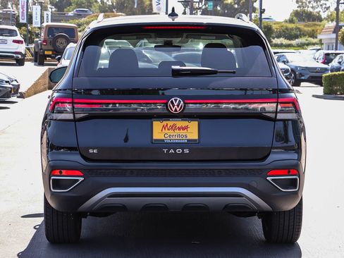 Certified 2025 Volkswagen Taos SE FWD image 7