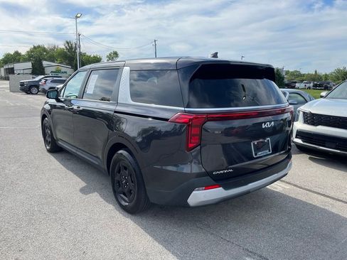 Used 2025 Kia Carnival FWD image 5