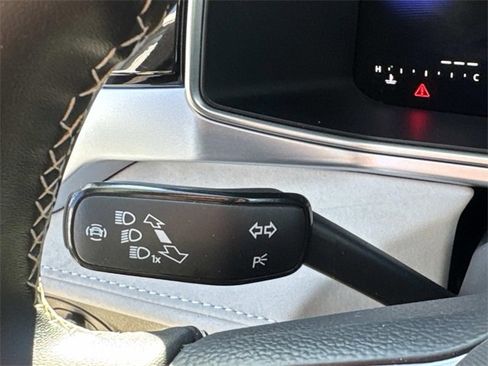 Certified 2025 Volkswagen Taos SE w/ Panoramic Sunroof Package image 26