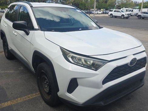 Used 2019 Toyota RAV4 LE FWD image 4