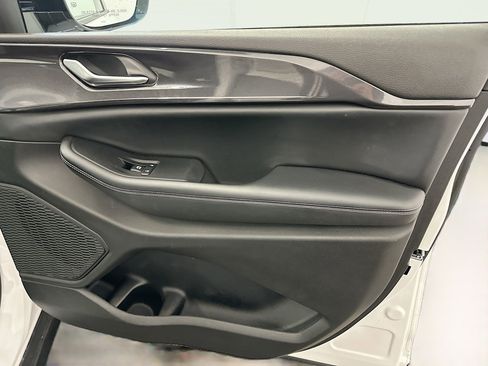 Used 2023 Jeep Grand Cherokee Altitude image 33