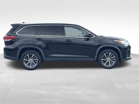Used 2019 Toyota Highlander XLE FWD image 2