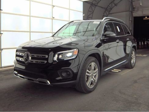 Used 2023 Mercedes-Benz GLB 250 4MATIC w/ Premium Package image 2