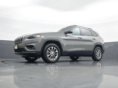 Used 2019 Jeep Cherokee Latitude Plus w/ Cold Weather Group AWD/4WD image 21