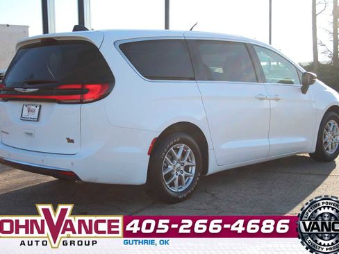 Used 2024 Chrysler Pacifica Touring-L image 11