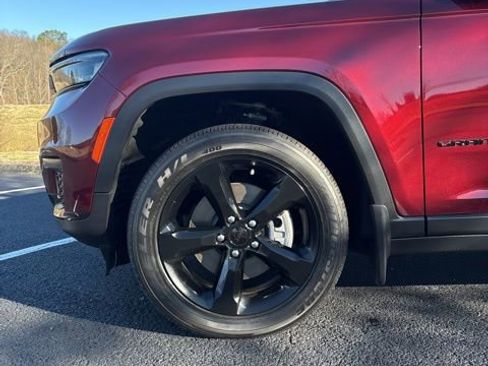 Used 2024 Jeep Grand Cherokee L Altitude image 13